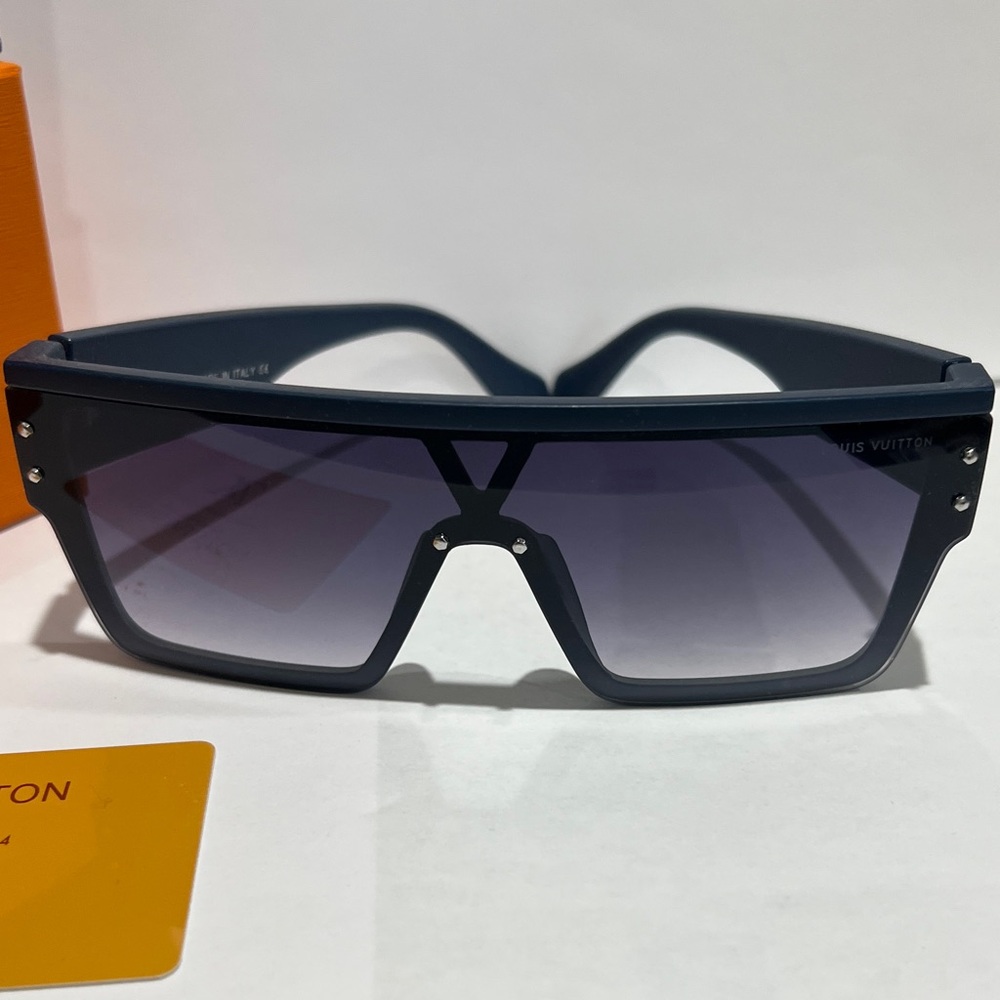 Louis Vuitton Navy Frame Sunglass with Gray Gradient Lenses - Picture 8 of 9